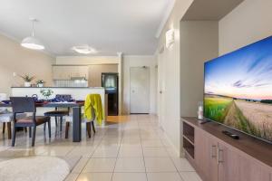 Resort Splendor - Top Floor Apartment in Cairns One