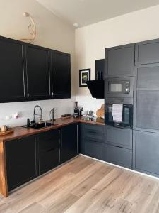 Cosy private home with a hot tub on a private deck, close to Airport