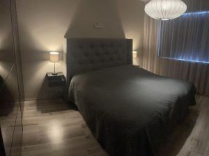 Cosy private home with a hot tub on a private deck, close to Airport