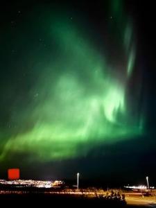 Cosy private home with a hot tub on a private deck, close to Airport