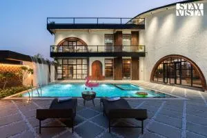 StayVista at Whispering Arc with Private Pool & Free Breakfast - Harthala