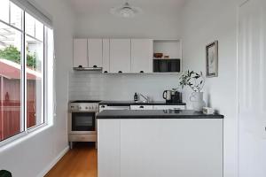 Cosy central apartment with large sunny deck