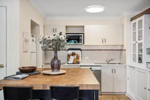 Spacious 3-Level Townhouse with Pool in Northbridge