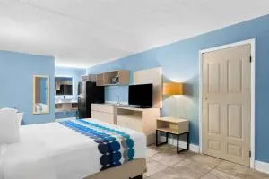 Suburban Studios by CHOICE HOTELS - Award Winning - New 2024 - Walk to Eateries & Grocery - Ultra Sparkling - Garden Rooms - Designer Lighting & Right off I-95 - Proudly an All American Managed Property - 杰基尔岛