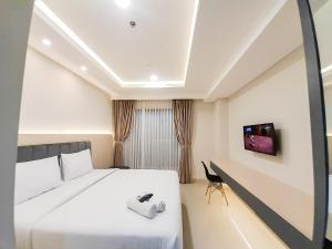Modern Look and Comfortable Studio at Patraland Amarta Apartment By Travelio