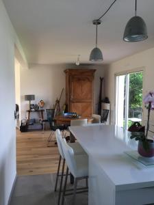 Sejours chez l'habitant Chambre au calme avec salle d-eau entre le centre de Vannes et la foret de Saint Ave : photos des chambres