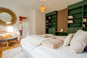 Beheizter Whirlpool und Panoramafenster vom Bett ins Grüne!