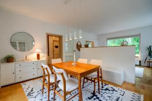 Beheizter Whirlpool und Panoramafenster vom Bett ins Grüne!