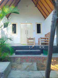 Putri Nyale Bungalows & Rooms