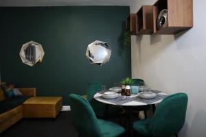 1 Bed Apartment - Sleeps 6 with Parking