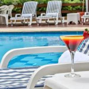 Flat Amarilis Riviera de São Lourenço Apartamento Duplex inteiro, 3 piscinas climatizadas, carregador veiculo elétrico, cozinha equipada completa, serviço de praia final semana, limpeza e enxoval completo com trocas diárias de toalhas