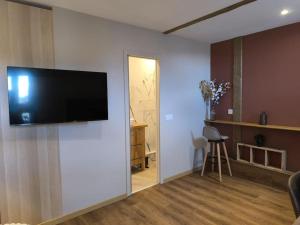 Grand Studio Place Morny refait à neuf