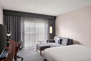 One-Bedroom King Suite room in Courtyard by Marriott Detroit Livonia