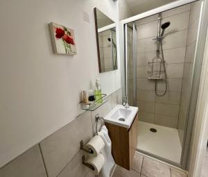 Maisons de vacances Quai du Val is a Charming Pet and Family Friendly Riverside Gite in Lehon close to Dinan Sleeps 7 : photos des chambres