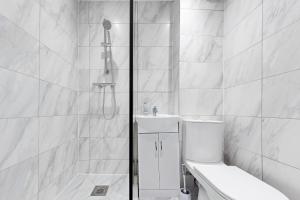 2 BR Flat By Regal Realms Short Lets & Serviced Accommodation Kensington, 2-Minute Walk from Station