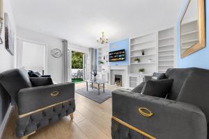 Newly Renovated Kensington 2 Bedroom Apartment with Balcony Near Harrods Sleeps 6, 2 Min walk from Station