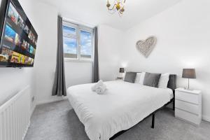 2 BR Flat By Regal Realms Short Lets & Serviced Accommodation Kensington, 2-Minute Walk from Station