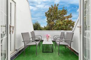 Newly Renovated Kensington 2 Bedroom Apartment with Balcony Near Harrods Sleeps 6, 2 Min walk from Station