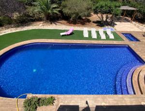 Villa de lujo con piscina, jacuzzi, jardín y terraza