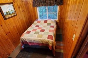 Quiet 2 Bedroom Bass Cabin In The Trees