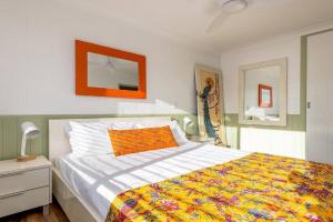 La Sirena Pool and barbie, private boat ramp, WiFi, two bedrooms, 3 beds