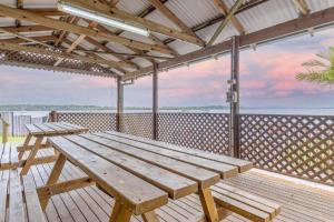 La Sirena Pool and barbie, private boat ramp, WiFi, two bedrooms, 3 beds