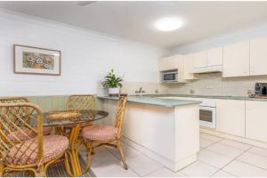 La Sirena Pool and barbie, private boat ramp, WiFi, two bedrooms, 3 beds