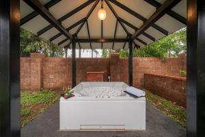 SaffronStays The Glasshouse - Romantic Panchgani Villa with Panoramic Views & Cozy Comfort