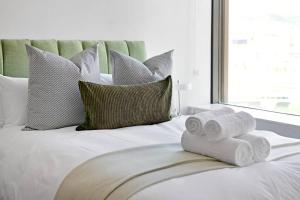 Aquila - Stylish 1-Bed Apartment in Iconic High-Rise City Views