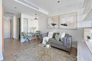 Aquila - Stylish 1-Bed Apartment in Iconic High-Rise City Views