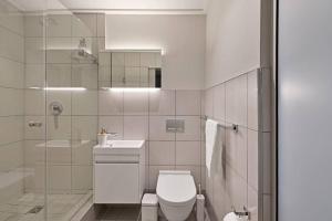 Aquila - Stylish 1-Bed Apartment in Iconic High-Rise City Views