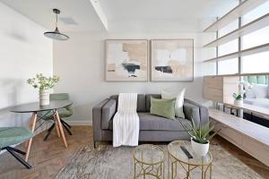 Aquila - Stylish 1-Bed Apartment in Iconic High-Rise City Views