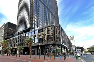 Aquila - Stylish 1-Bed Apartment in Iconic High-Rise City Views