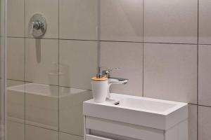 Aquila - Stylish 1-Bed Apartment in Iconic High-Rise City Views