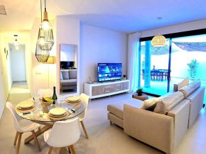 Samuel Luxury 2bedroom Apartment, Large patio, free wifi and private parking BY NAMASTE ELITE