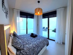 Samuel Luxury 2bedroom Apartment, Large patio, free wifi and private parking BY NAMASTE ELITE