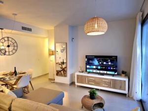 Samuel Luxury 2bedroom Apartment, Large patio, free wifi and private parking BY NAMASTE ELITE
