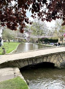 Little Gem Cottage Luxury cottage Bourton, dog friendly, parking, Gdn