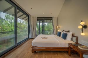 SaffronStays The Glass Grove - Romantic 1BR Glasshouse Retreat with Jacuzzi & Hill Views
