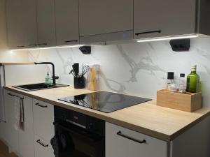 Spacious Family Home with sauna & Free parking near SCV