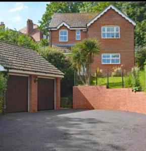 Beautiful Large Modern Home Sleeps 6 , Close to Sea with Games Room