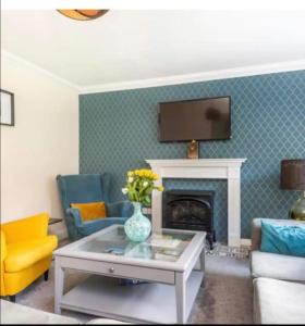 Beautiful Large Modern Home Sleeps 6 , Close to Sea with Games Room