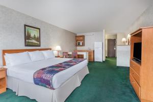 King Room with Kitchenette - Non-Smoking room in Days Inn & Suites by Wyndham Lexington