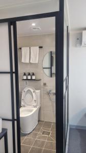 Phòng Giường Đôi (Double Room - Non Pet Friendly)