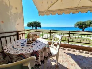 Beautiful summer house by the sea - Mola Kalyva