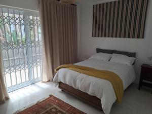 Upmarket, Spacious & Only 100m to Main Beach