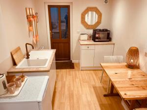 Apartment with own entrance & terrace on West Hill