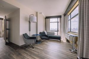 Standard Queen Room with Skyline View room in Holiday Inn Express Long Island City E New York By IHG