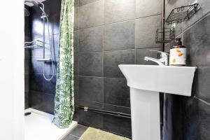 One Bedroom Apartment by Brookland Stays Serviced Accommodation Short Lets London with Free WiFi
