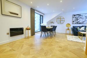 Pass the Keys Luxury Apartment 7 mins Walk to Salford Central